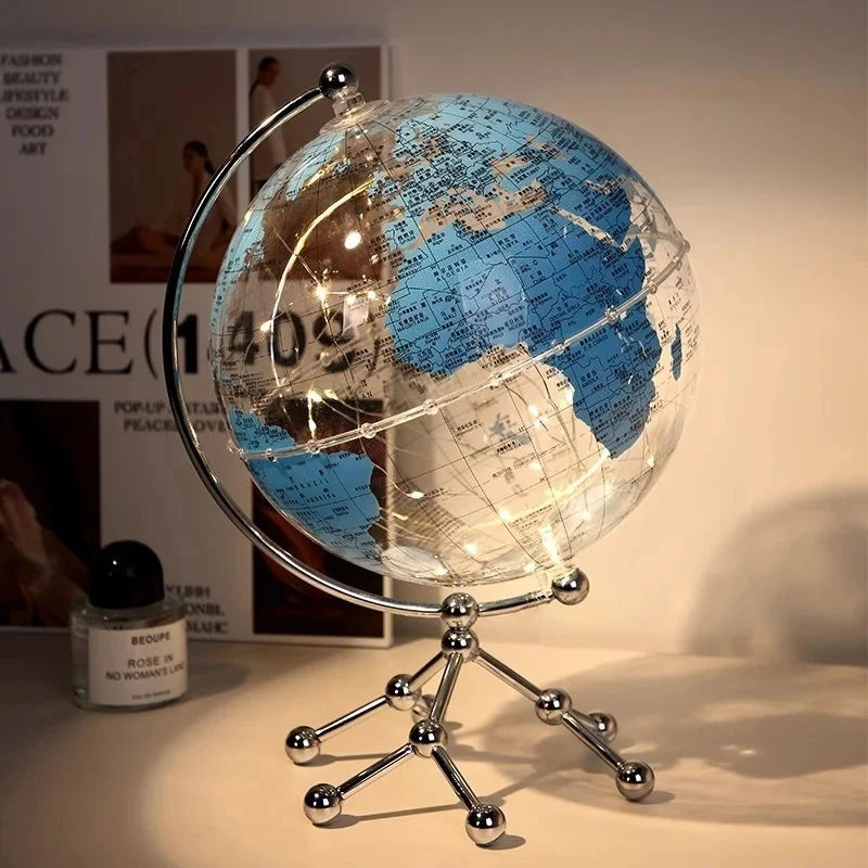 Ornamento moderno di lusso a globo con accenti di barca a vela, elegante scultura in metallo per soggiorno, supporto TV, armadietto del vino, scrivania da ufficio