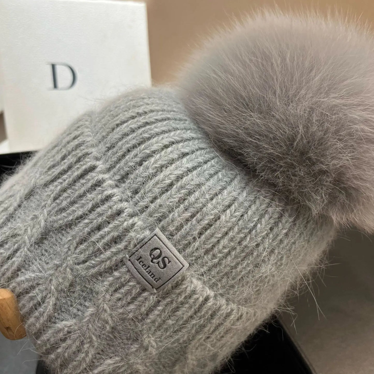 Cappello Lavorato A Maglia Con Pelliccia Sintetica Di Coniglio Bianco E Pompon In Pelliccia Neve Per Donna All Aperto