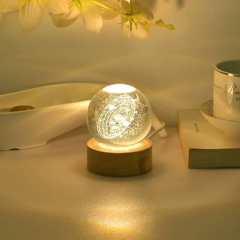 Lampada Notturna Sfera di Cristallo Incisa al Laser Regalo di Compleanno Decorazione da Scrivania con Base USB in Legno
