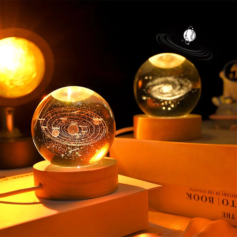 Sfera Di Cristallo 6 Cm Luce Notturna Pianeta Inciso Laser Regalo Di Compleanno Decorazione Desktop Con Base USB Legno