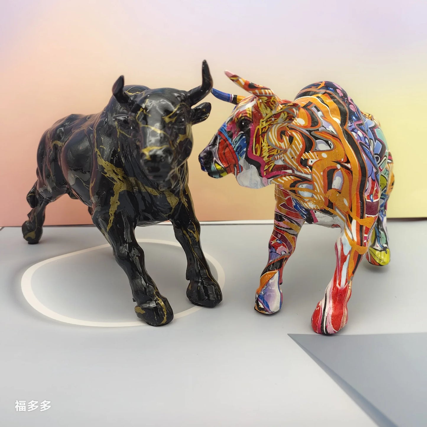 Statua di toro nordico in resina Wall Street Figurine di bue Animali Ornamenti per la casa Graffiti Toro Scultura per interni Decorazioni per la casa