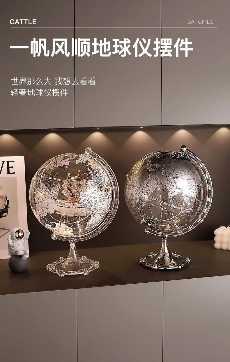 Ornamento moderno di lusso a globo con accenti di barca a vela, elegante scultura in metallo per soggiorno, supporto TV, armadietto del vino, scrivania da ufficio