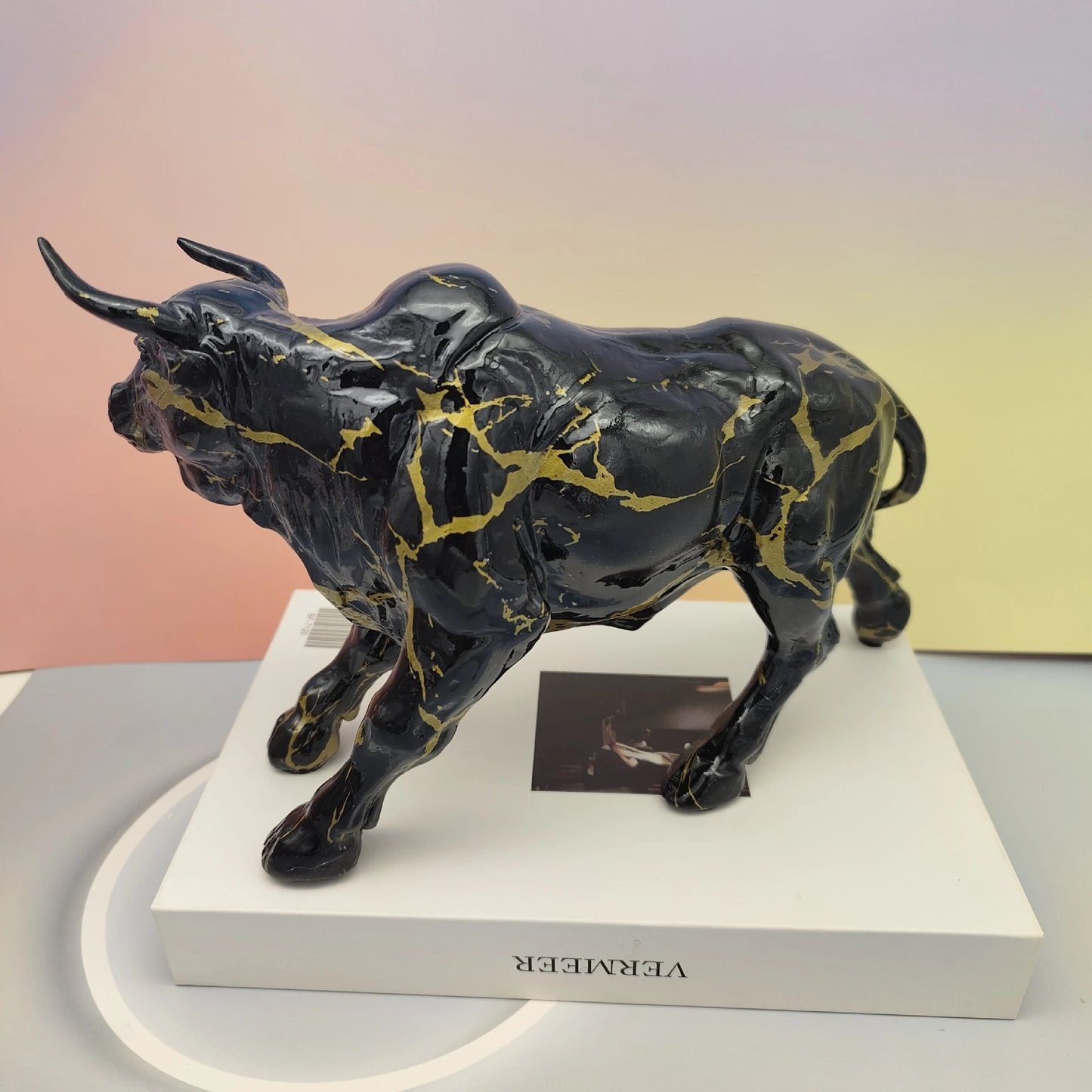 Statua di toro nordico in resina Wall Street Figurine di bue Animali Ornamenti per la casa Graffiti Toro Scultura per interni Decorazioni per la casa