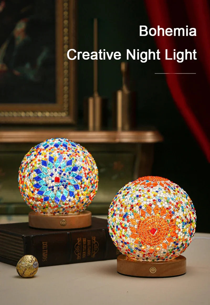 Lampada Da Scrivania LED Bohemien Con USB In Vetro Colorato Attenuazione Calda Stile Nazionale Per Camera Da Letto
