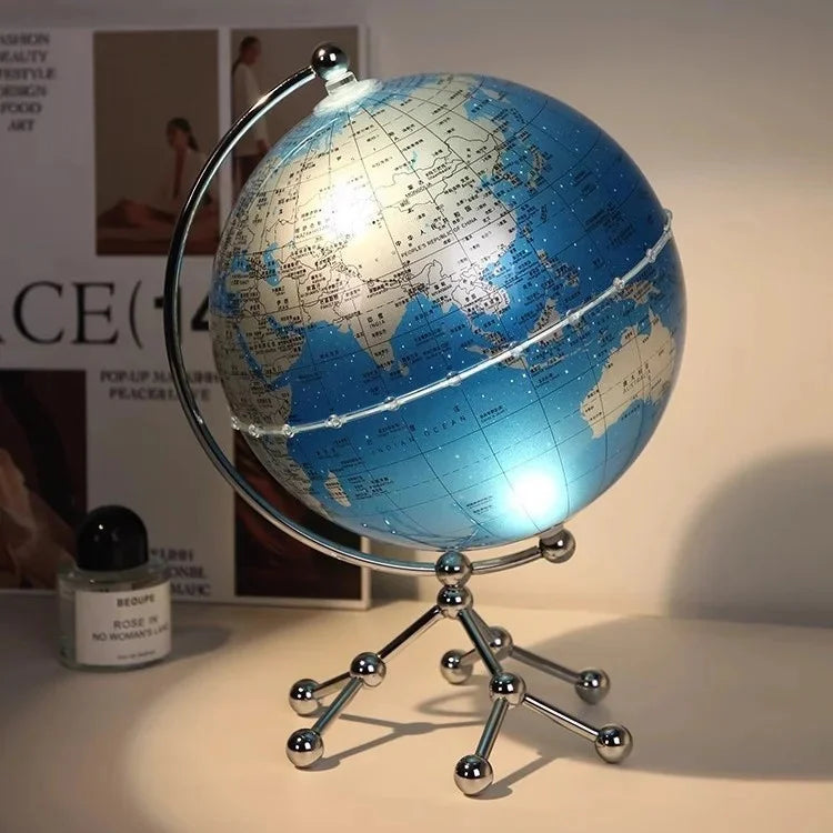 Ornamento moderno di lusso a globo con accenti di barca a vela, elegante scultura in metallo per soggiorno, supporto TV, armadietto del vino, scrivania da ufficio