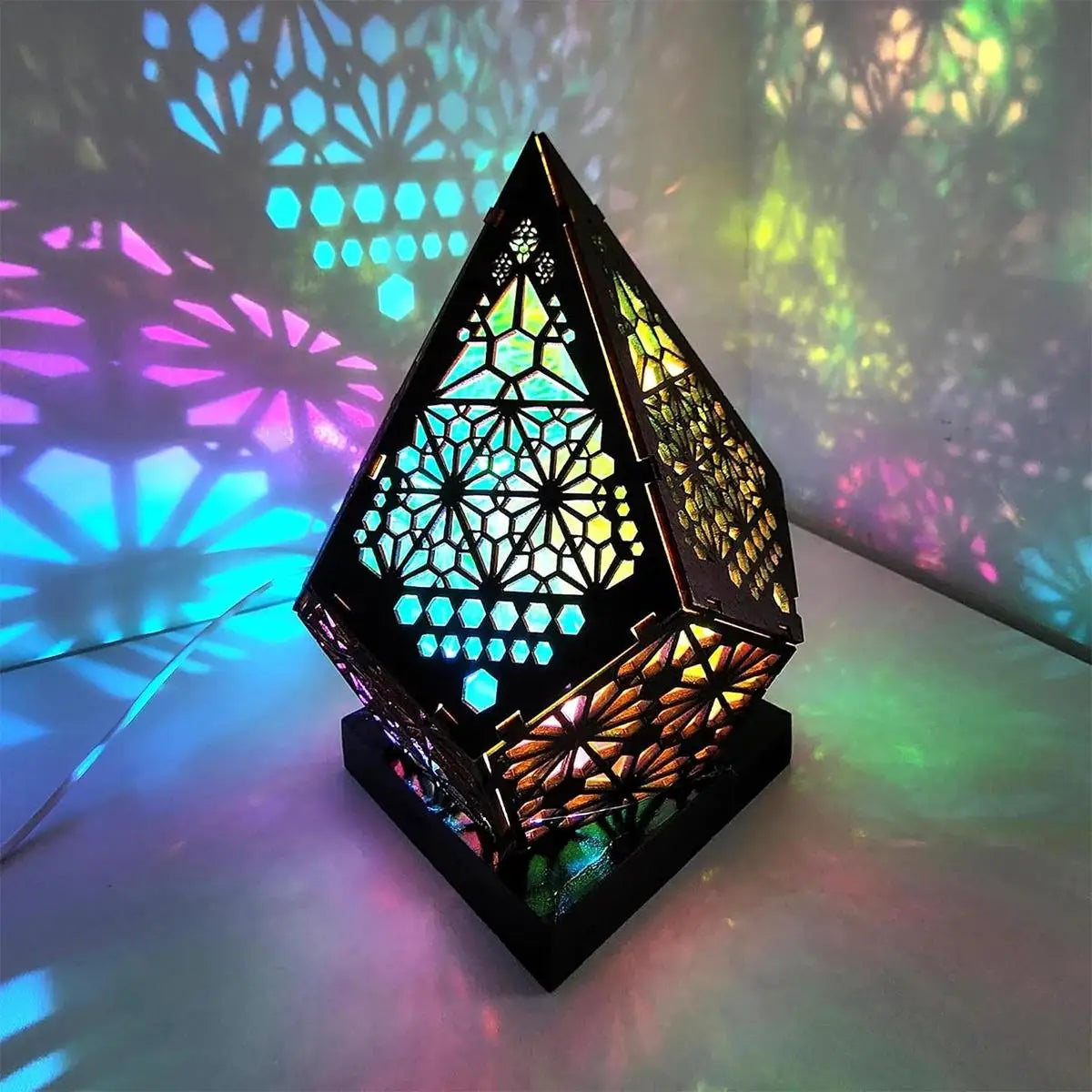 Lampada Da Tavolo USB Bohemien Proiettore Retro Con Luci Stellate Colorate Effetto Motivo In Legno Per Comodino
